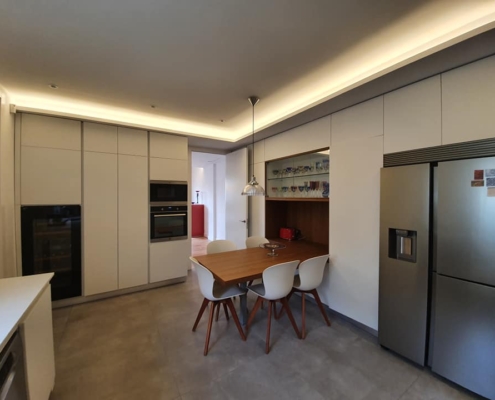 Diseño de interiores en reforma integral con acabados de alta gama.