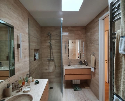 Diseño de interiores en reforma integral con acabados de alta gama.