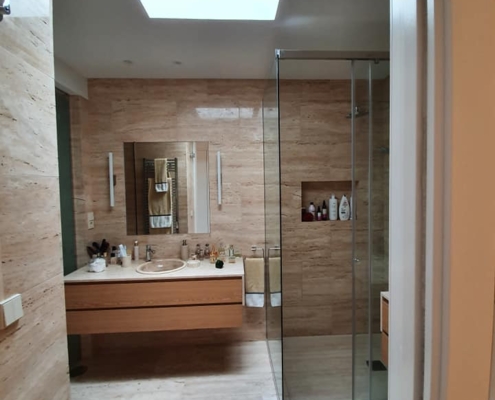 Vivienda reformada con interiorismo contemporáneo y funcional.