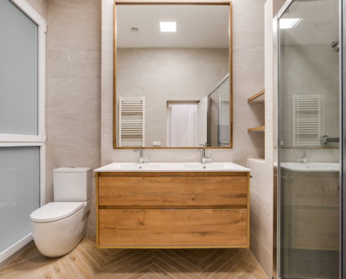 Vivienda reformada con soluciones creativas en interiorismo.