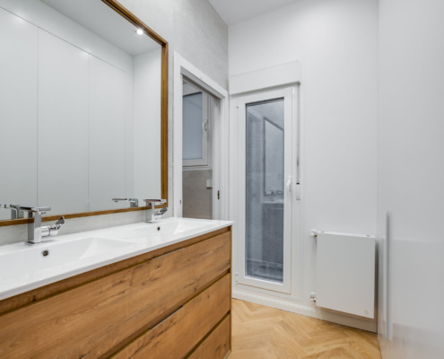Reforma de vivienda con interiorismo a medida y alta calidad.