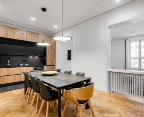 Diseño de interiores en reforma integral con soluciones funcionales.