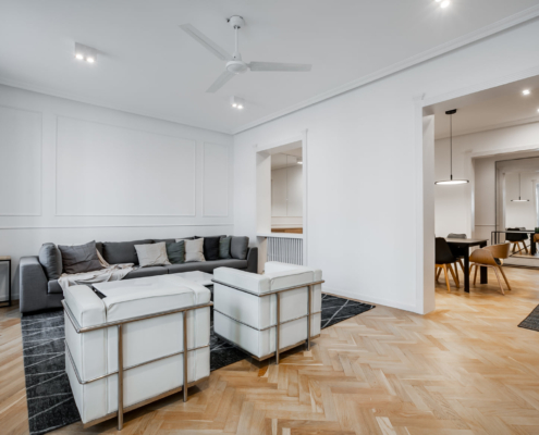 Vivienda reformada con soluciones creativas en interiorismo.