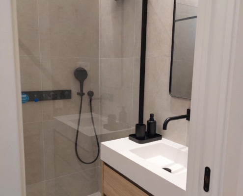 Renovación integral con atención al detalle en interiores.