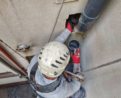 Rehabilitación de fachada mediante trabajos verticales especializados. Rehabilitación de fachada mediante trabajos verticales especializados.
