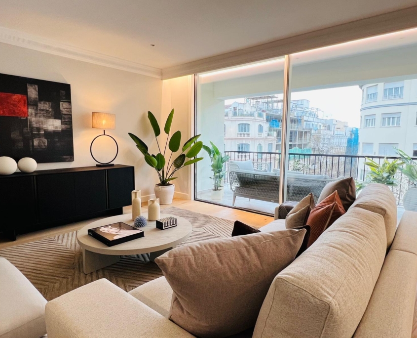 Espacios renovados con estilo y funcionalidad en piso reformado de 290m2. Espacios renovados con estilo y funcionalidad en piso reformado de 290m2.