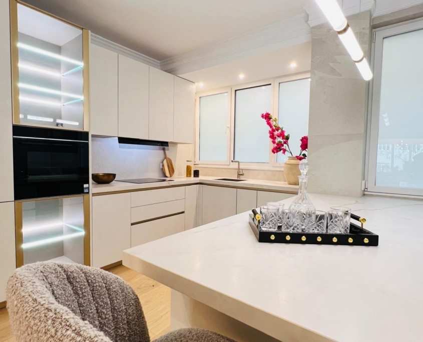 Piso reformado con estilo elegante y funcional en barrio Salamanca. Piso reformado con estilo elegante y funcional en barrio Salamanca.